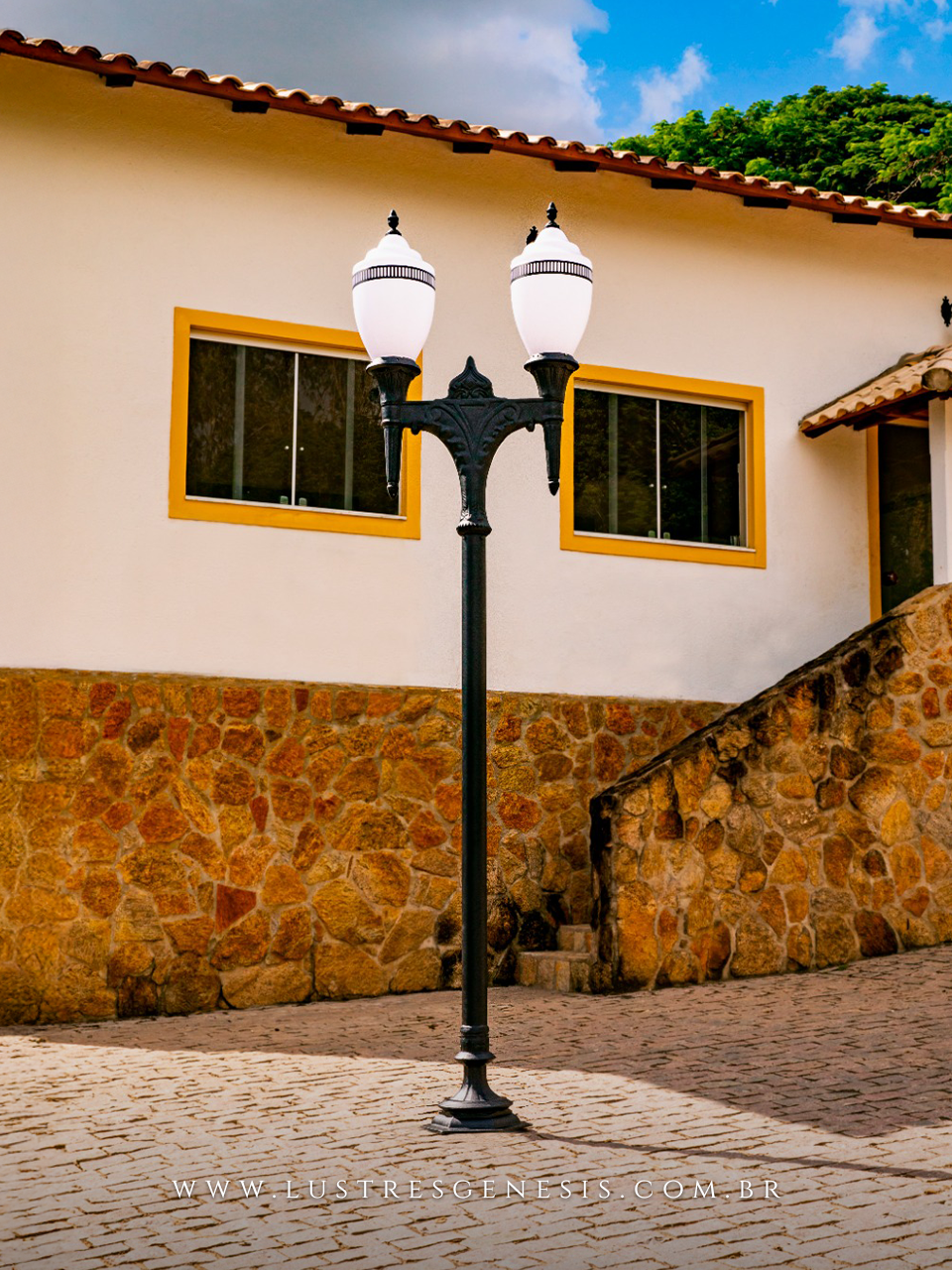 Poste de Jardim Colonial Cl&aacute;ssico 3,94m com Globo Branco para Jardim Fachada &Aacute;rea Externa Garagem Piscina